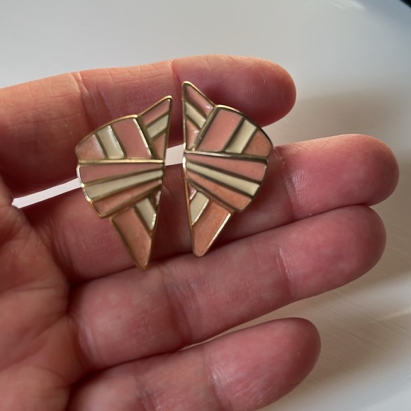 Vintage Trifari Pink & Cream Enamel Geometric Fan Earrings Gold Tone Pierced - Picture 6 of 9